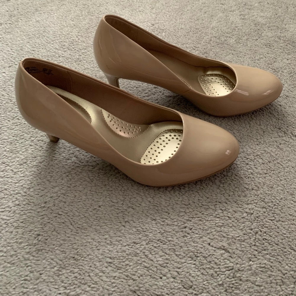 DexFlex Comfort Nude Patent Leather Heels Pumps Sz 8W 8 Wide